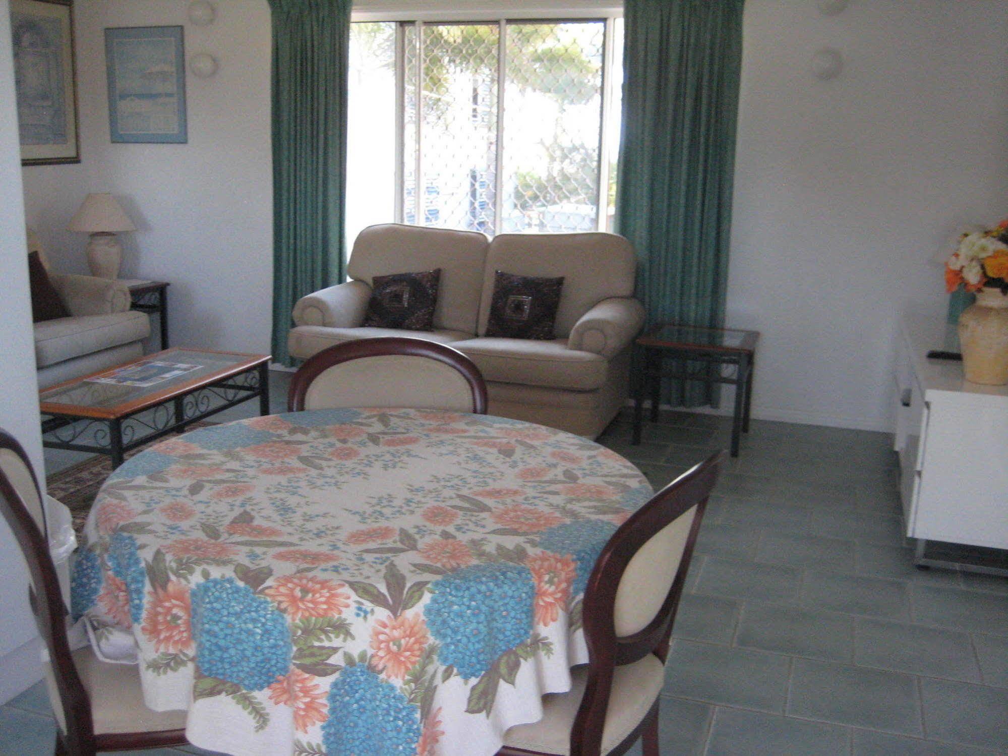 Palm Court Holiday Apartments Scarness Esterno foto